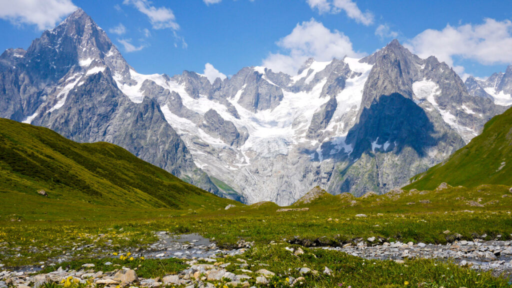 Le Mont Blanc, vu depuis le Val Ferret en Italie