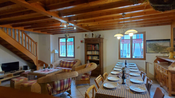 salle à manger d'un gîte dans le Vercors