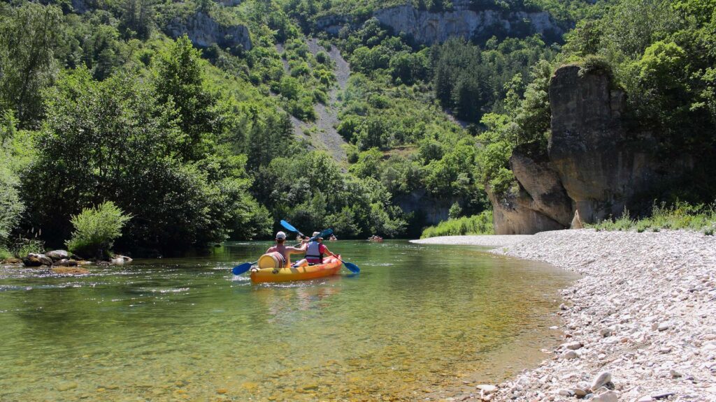 canoë dans les Gorges du Tarn, massif des Cévennes