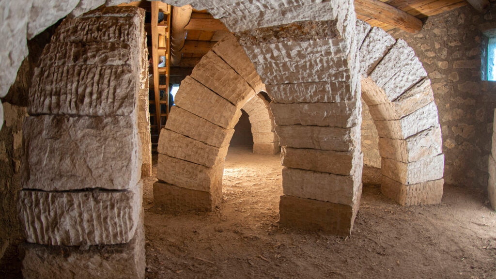 Les voûtes de pierre du refuge d'art de la Ferme Bellon, oeuvre de Andy Goldsworthy