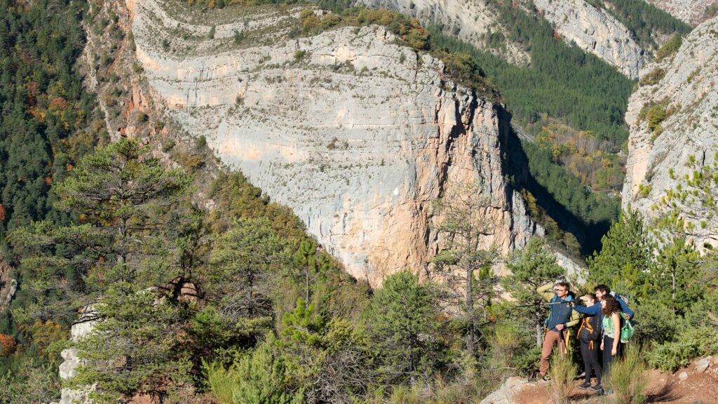 Randonneurs devant les reliefs impressionnants du Geoparc de Haute Provence